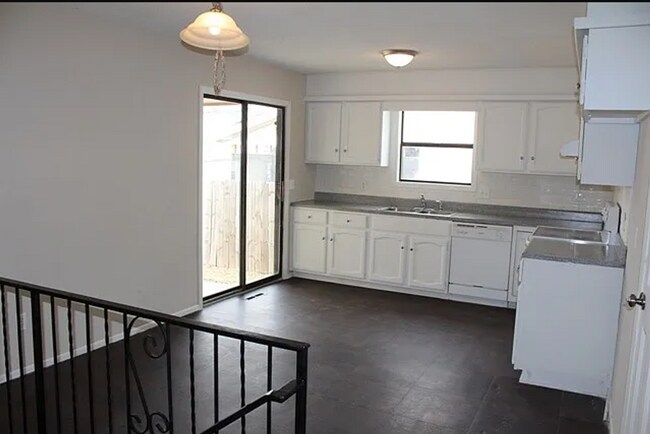 Foto del edificio - Spacious 3 bedroom duplex close to McConne...