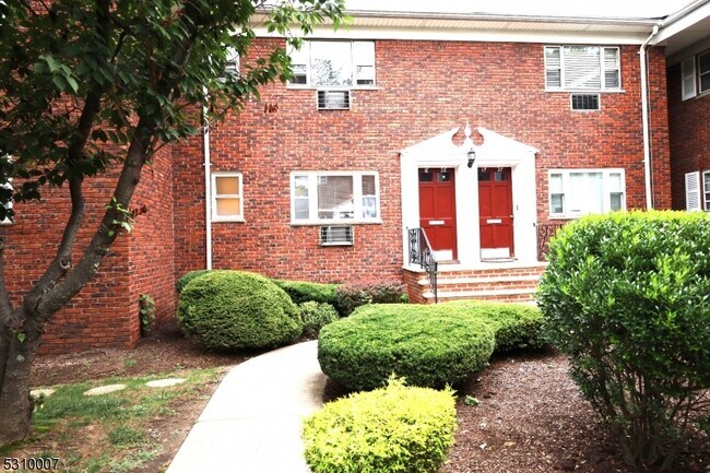 Building Photo - 640 Franklin Ave