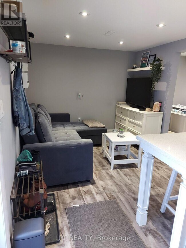 Building Photo - LOWER - 70-A CHAUCER CRESCENT