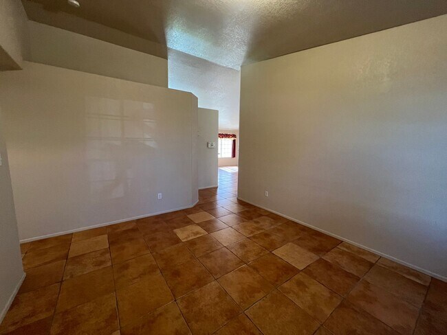 Foto del edificio - 4 BEDROOM HOME WITH SOLAR!
