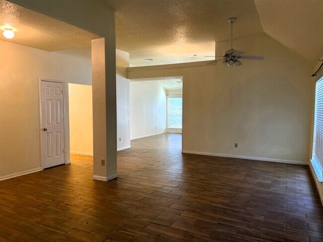 Building Photo - 107 S Village Knoll Cir