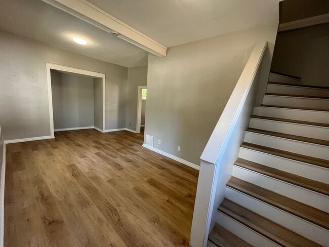 Building Photo - 3 Bed 1.5 Bath- 2 Car Garage