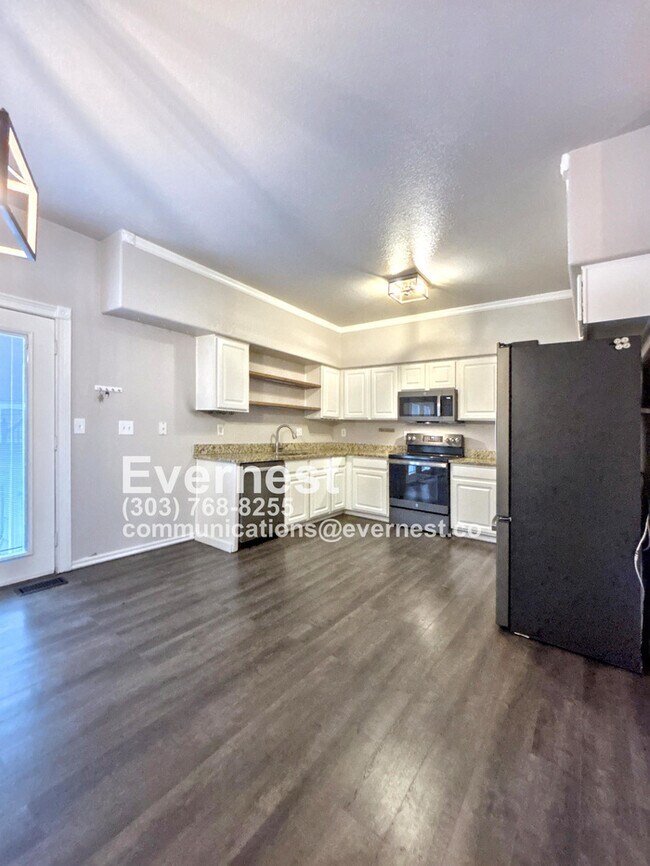 Building Photo - Modern 2-Bedroom Townhome with Full Applia...
