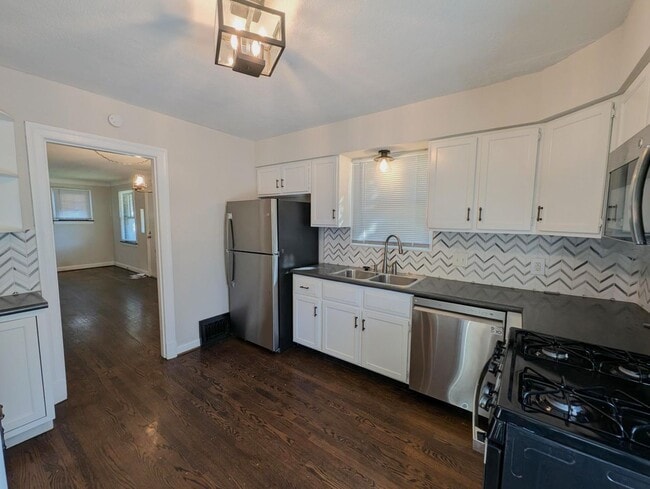 Building Photo - A Little Gem with Big Brentwood Energy