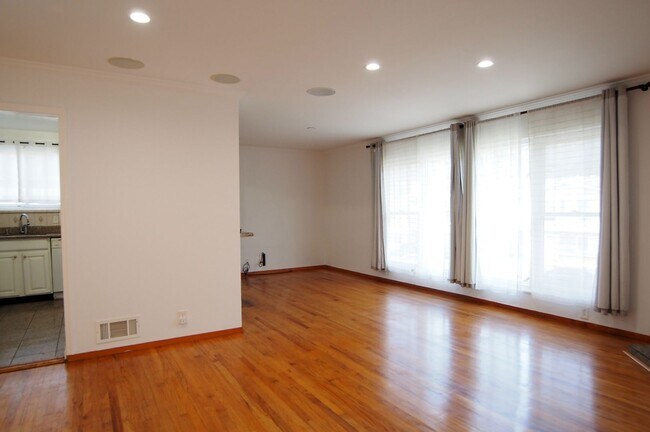 Building Photo - Bright and cozy 3br/2ba upper level Pacifica home