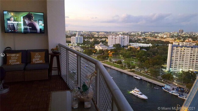 Foto del edificio - 10 SW South River Dr