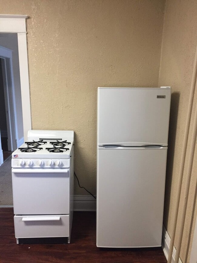 Building Photo - 2 Bedroom Apartment Available June 1!!