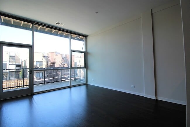 Building Photo - 1540 W Fullerton Ave
