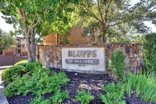 Building Photo - 6533 E Hill Dr