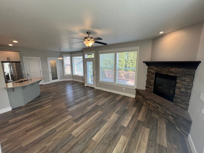 Building Photo - Large Three Bedroom Home in West Salem with Office and Den!