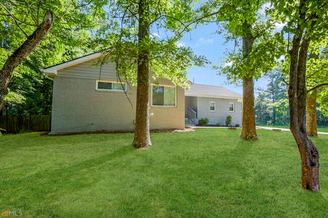 Building Photo - 5215 Hiram Lithia Springs Rd SW