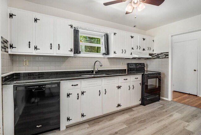 Building Photo - 2563 Beverly Hills Dr