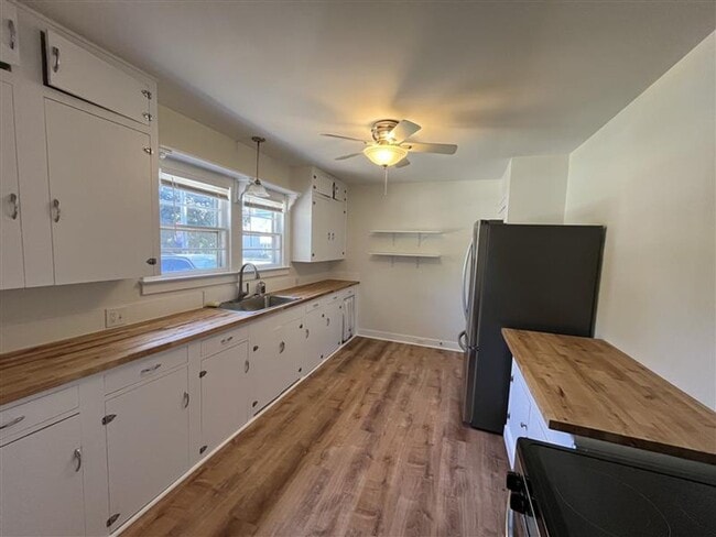 Building Photo - Newly Renovated Two Bedroom House for Rent...