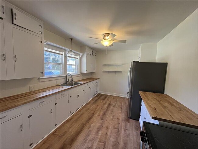 Foto del edificio - Newly Renovated Two Bedroom House for Rent...
