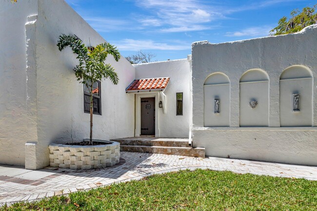 Building Photo - 828 35th St