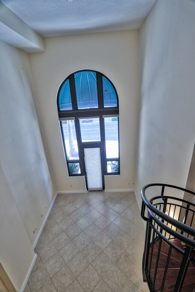 Building Photo - 801 S Olive Ave