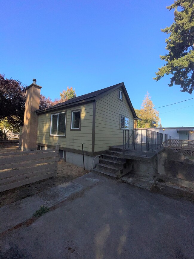 Building Photo - 2690 Erlands Point Rd NW