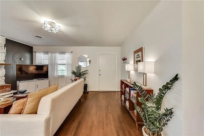 Foto del edificio - 2124 Forest Oaks Dr