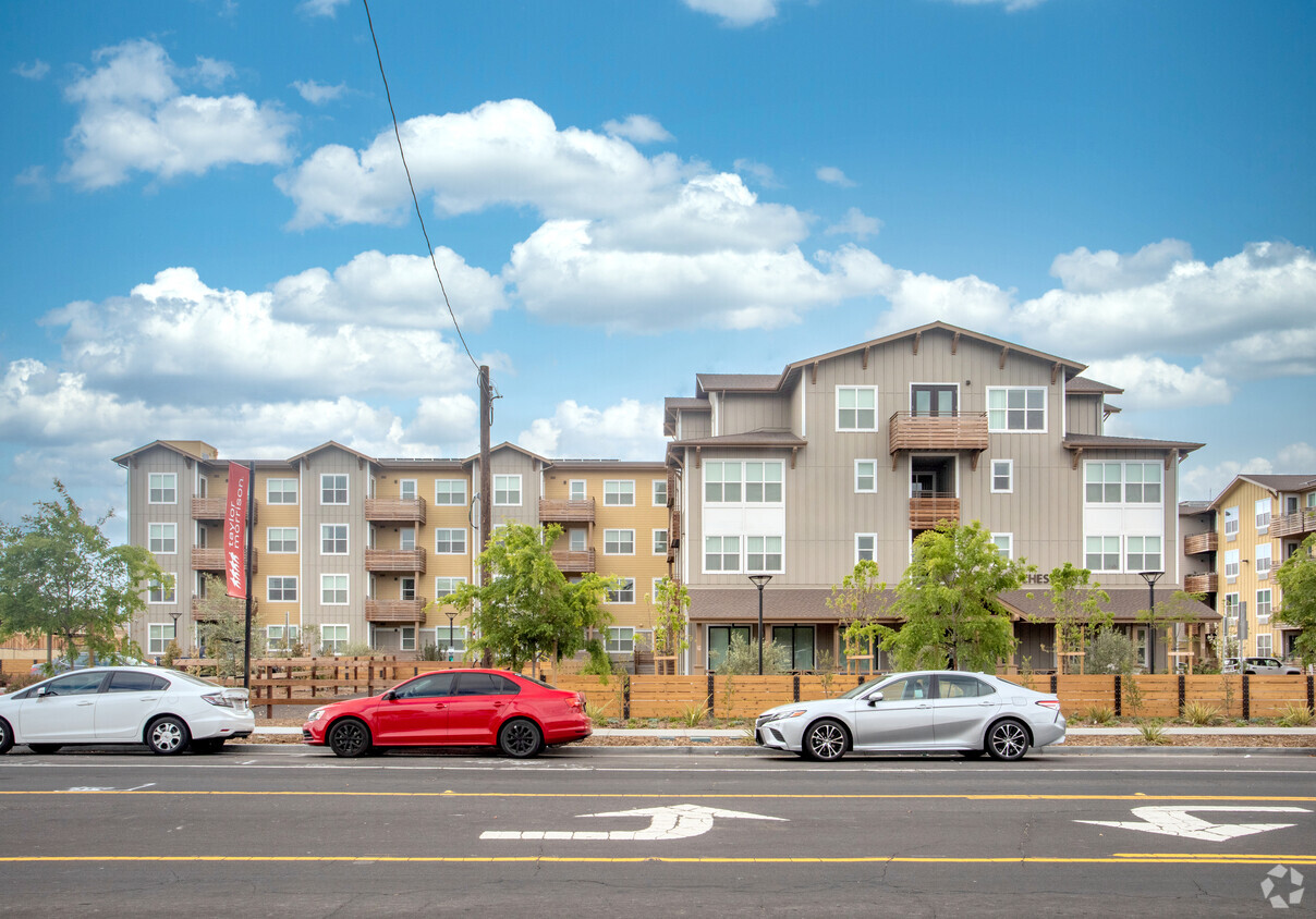 Foto del edificio - Chestnut Square Family Housing