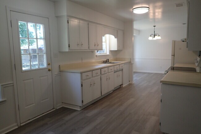 Foto del edificio - 2224 Pin Oak Cir