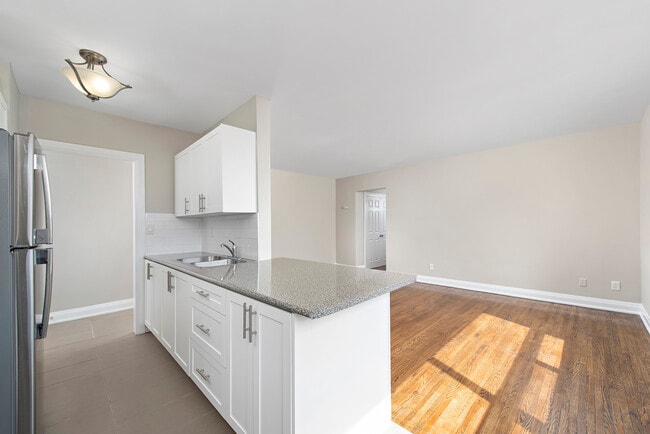 Building Photo - 12-26 Rosseau Rd
