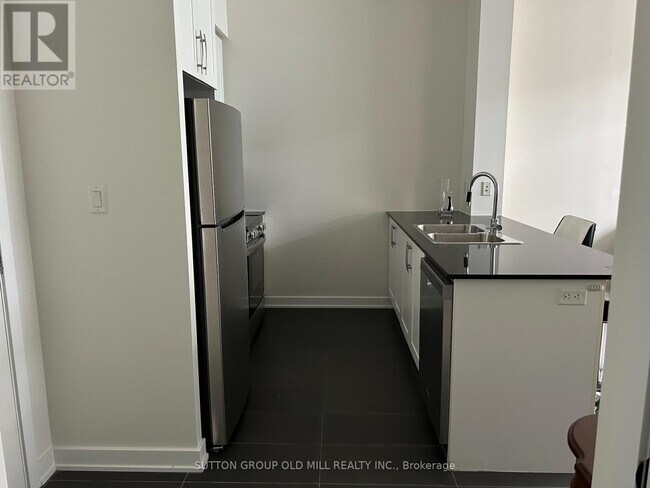 Photo du bâtiment - 4070-4070 Confederation Pkwy