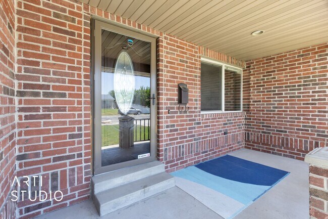Foto del edificio - **Stunning 4-Bedroom Home with Modern Amen...