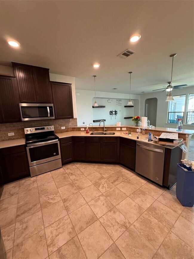 Foto del edificio - 16602 Brogan Ln