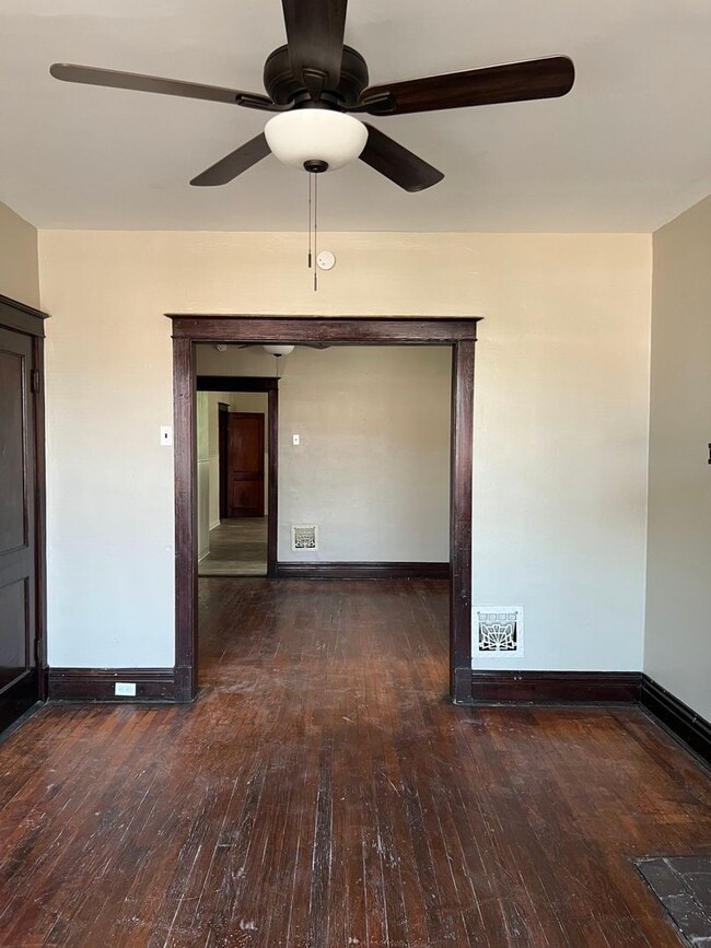 Building Photo - Charming 2nd Floor, 1 bd with new bath. Be...
