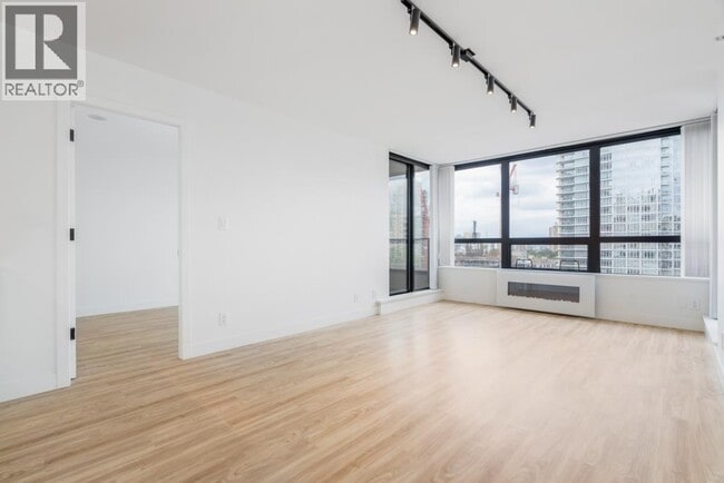 Building Photo - 938 Smithe St