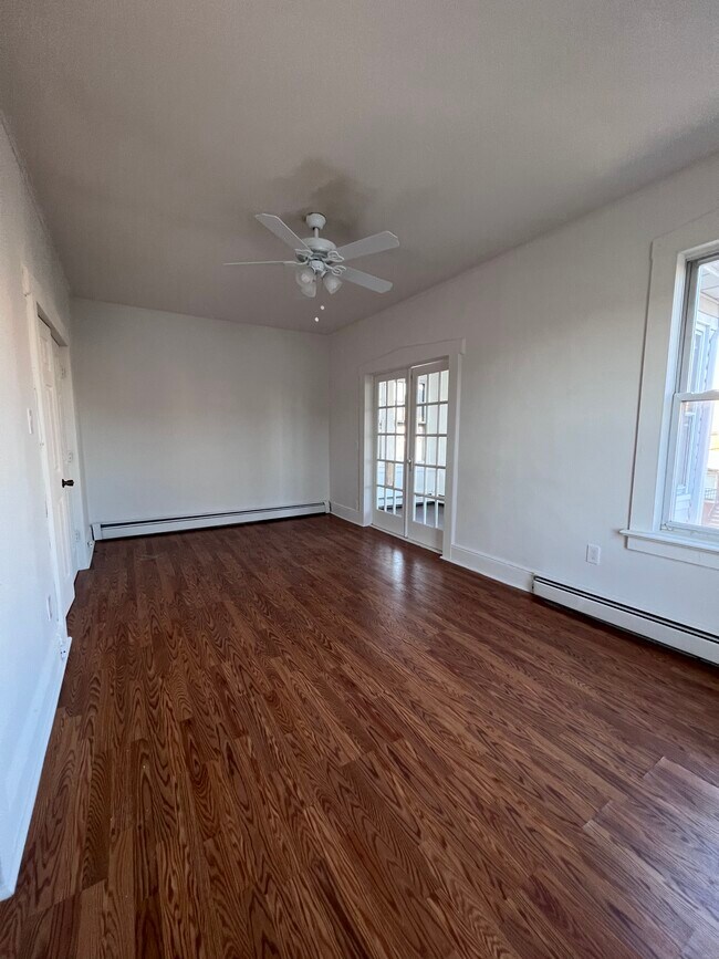Living room - 722 Forest St