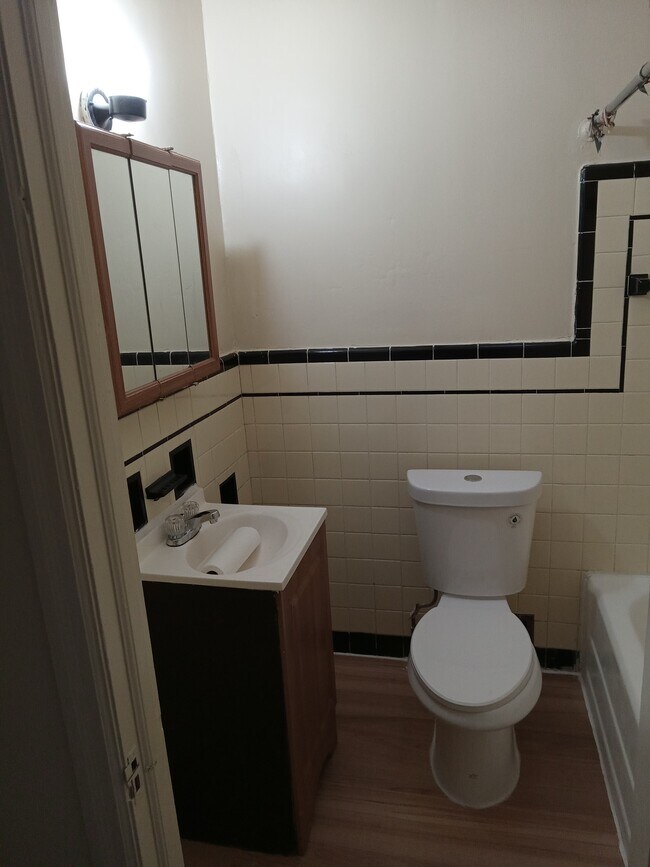 Foto del edificio - 5537 Woodland Ave