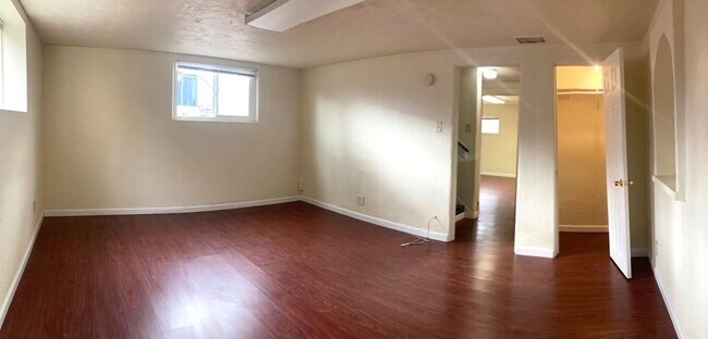 Building Photo - Cute Apartment Downtown