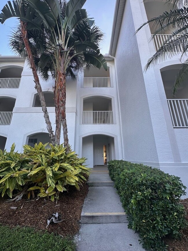 Building Photo - Seasonal Condo Rental in Windstar on Naples Bay