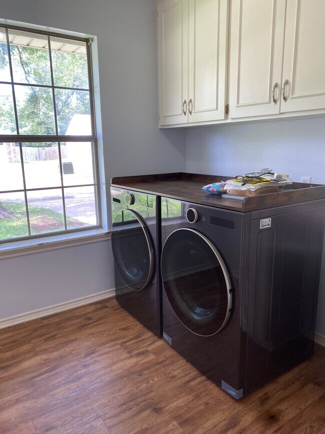 Foto del edificio - 5606 Cliffwood Dr