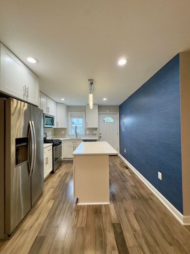 Building Photo - Modern 3-Bedroom Townhome with Fenced Back...