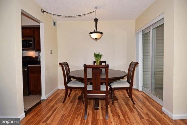 Foto del edificio - 5804 Village Green Dr