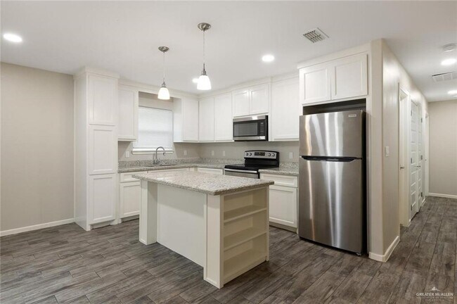 Building Photo - 8 Stardust Ln