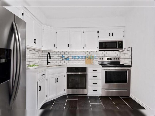 Foto del edificio - 4 bed, 2 bath, large backyard home AVAILABLE NOW!