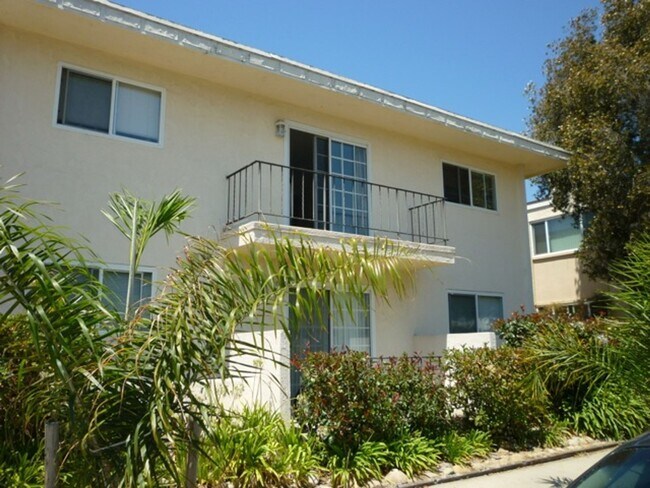 Building Photo - Large Upstairs One Bedroom with Small Office
