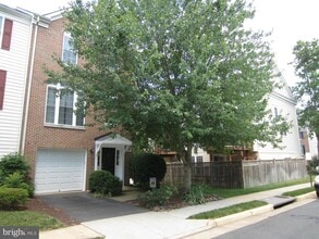 Building Photo - 11640 Fairfax Center Woods Tr