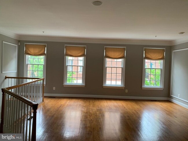 Building Photo - 22 Alexander St