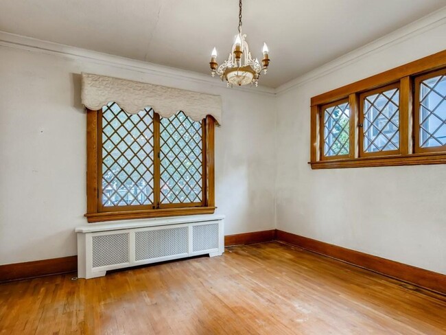 Building Photo - June 2025 ~ Cute 5 bedroom house. Spacious...