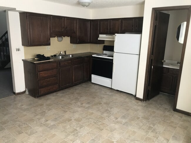 Building Photo - 3 Bedroom 2 Bathroom Duplex