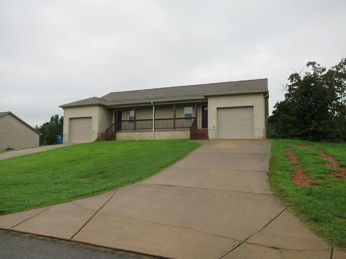 Primary Photo - Duplex with Garage in Lincolnton!