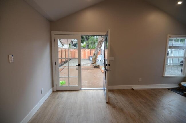 Building Photo - 1109 Pine St, Unit B