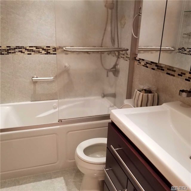 Foto del edificio - 240-31 70th Ave