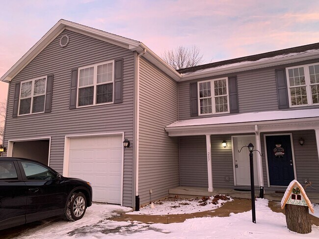 Foto del edificio - 3-bed, 2.5-bath townhouse in Tolono!