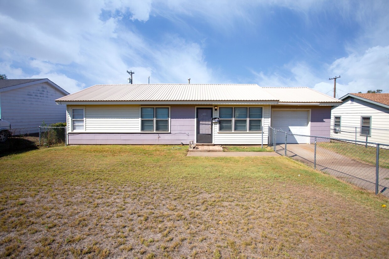 Foto principal - Spacious 3 bedroom 1 bath with a big backy...