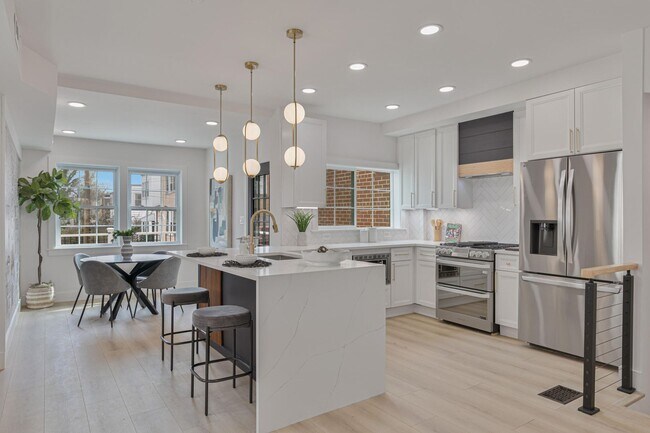 Foto del edificio - Tudor Duplex w/ 3 Parking Spaces + EV Charging and Garage